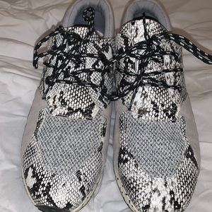 Snake skin print trendy sneakers - black & white